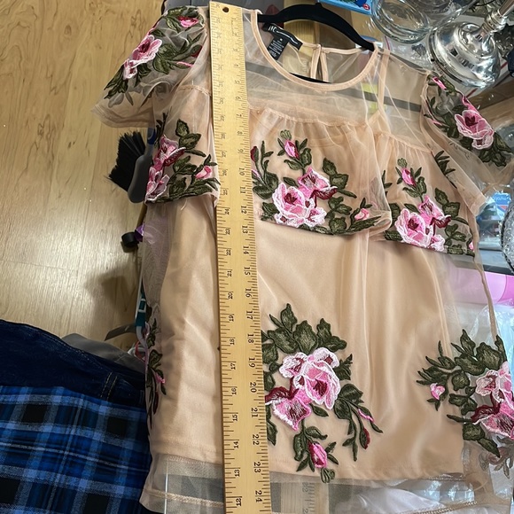 Top Embroidery Floral Size Medium With Camisole - Picture 8 of 9